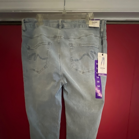 Santana Mid Rise Capris - NWT - Picture 6 of 11